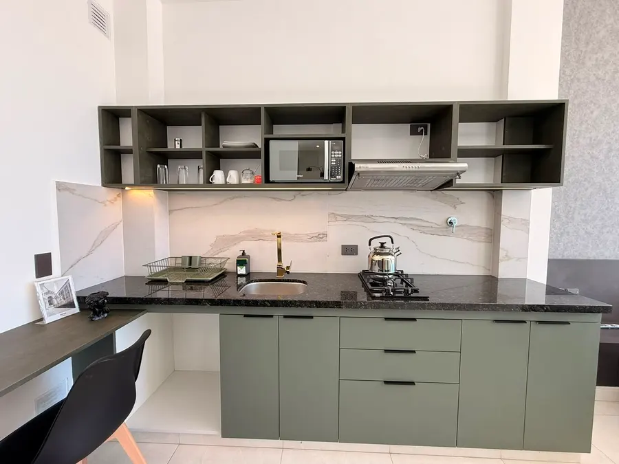 Cocina en L con desayunador y alacena