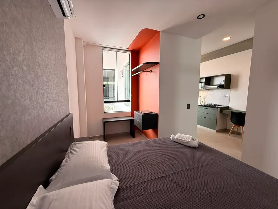Cama con pared de acento y escritorio de trabajo
