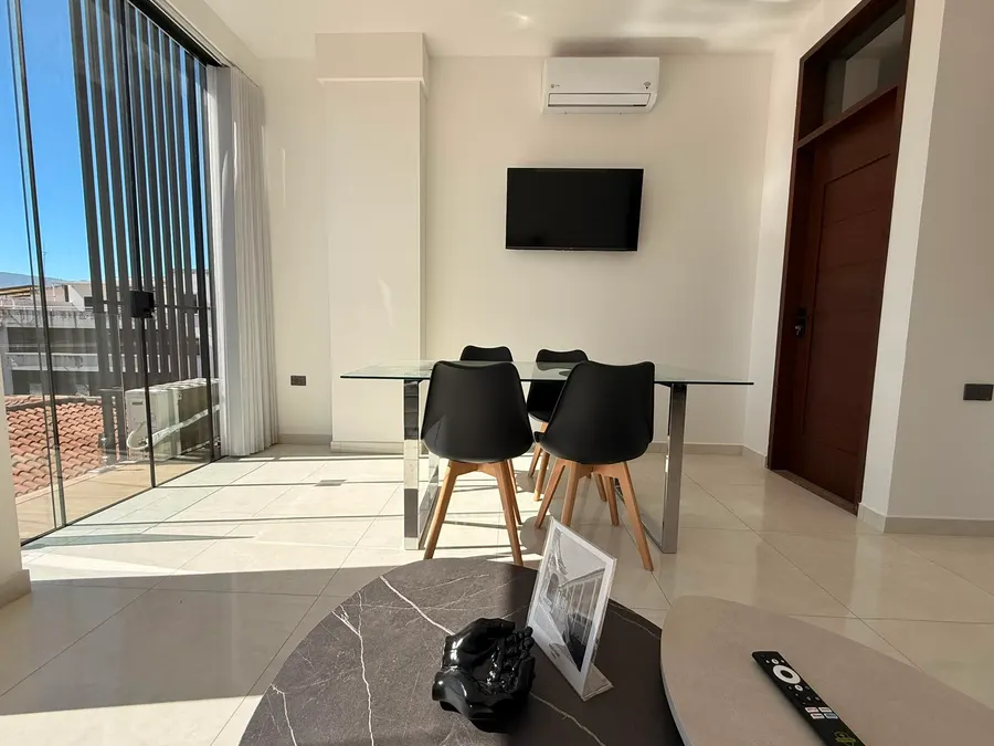 Estar y comedor con ventanal de piso a techo